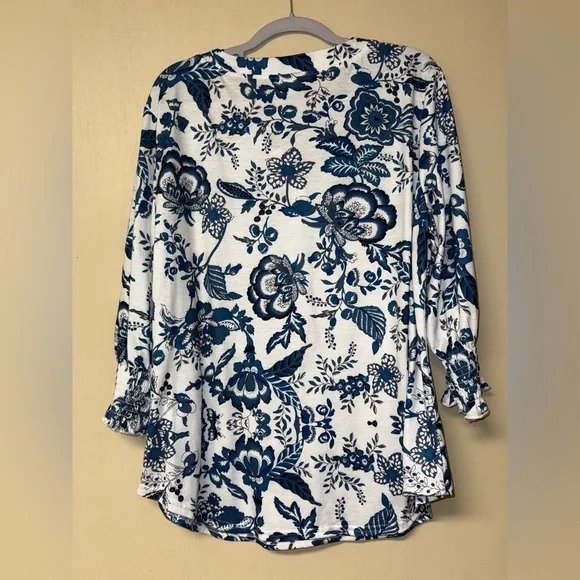 Elegant Blue Floral Women's Blouse - Picture 2 of 6